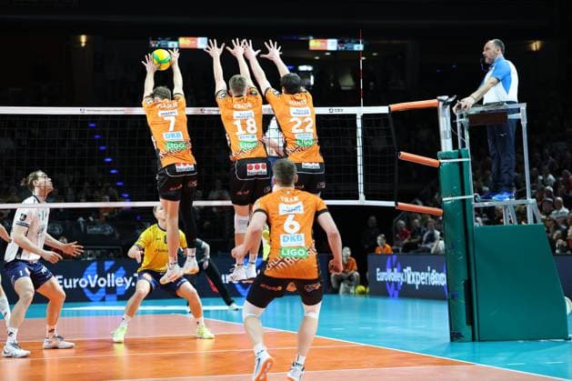 CEV Champions League BRVolleys SVG Lüneburg Block of Simon Plaskie BR Volleys, 7 , left, Florian Krage BR Volleys, 18 and Jake Hanes BR Volleys, 22 , in front Johannes Tille BR Volleys, 6 , during the match in the CEV Champions League BRVolleys SVG Lüneburg in Berlin, Max Schmeling Halle, on 26 02 2025 Copyright: xBEAUTIFULxSPORTS Frankex