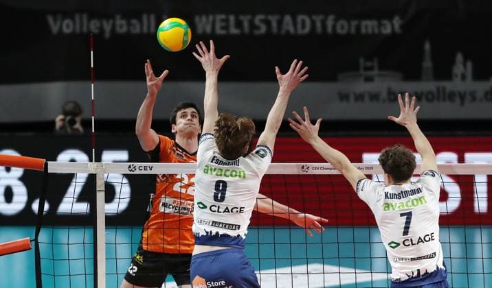 Jake Hanes in attack, Theo Mohwinkel, Joscha Kunstmann duel Match scene Action Sport Volleyball CL Champions League Round of 16 Mens season 2024 2025 26 02 2025 BR Volleys Berlin BRV vs SVG Lüneburg