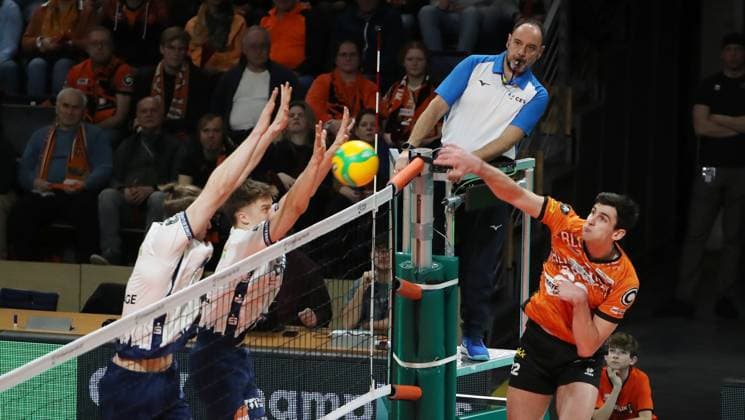 Simon Torwie, Theo Mohwinkel, Jake Hanes in attack duel Game scene Action Sport Volleyball CL Champions League Round of 16 Mens season 2024 2025 26 02 2025 BR Volleys Berlin BRV vs SVG Lüneburg