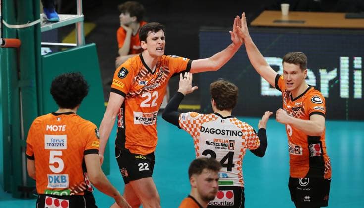 Nehemiah Mote, Jake Hanes cheering with Kyle Dagostino, Johannes Tille joy emotion jubilation Sport Volleyball CL Champions League round of 16 mens second leg season 2024 2025 26 02 2025 BR Volleys Berlin BRV vs SVG Lüneburg