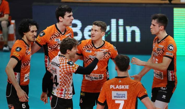 Nehemiah Mote, Jake Hanes cheering with Kyle Dagostino, Johannes Tille, Simon Plaskie, Moritz Reichert Joy Emotion Jubilation Sport Volleyball CL Champions League round of 16 second leg mens season 2024 2025 26 02 2025 BR Volleys Berlin BRV vs SVG Lüneburg