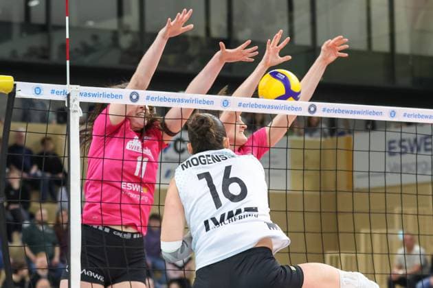 Wiesbaden, Germany February 26, 2025 1 VBL Women 2024 2025 VC Wiesbaden vs USC Münster In the picture Celine Jebens VCW, 11 , Nina Herelova VCW, 12 , Mikala Mogensen Münster, 16 , Halle am Platz der deutschen Ein Berlin Copyright: xFotostandx xUlrichxScherbaumx