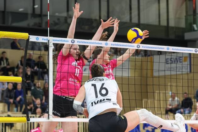 Wiesbaden, Germany February 26, 2025 1 VBL Women 2024 2025 VC Wiesbaden vs USC Münster In the picture Celine Jebens VCW, 11 , Nina Herelova VCW, 12 , Mikala Mogensen Münster, 16 , Halle am Platz der deutschen Ein Berlin Copyright: xFotostandx xUlrichxScherbaumx