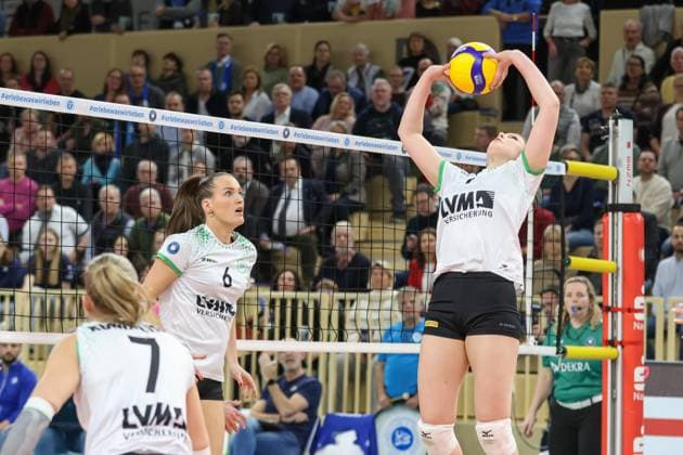 Wiesbaden, Germany February 26, 2025 1 VBL Women 2024 2025 VC Wiesbaden vs USC Münster In the picture Elena Kömmling Koemmling Münster, 7 , Marije ten Brinke Münster, 6 , Emilia Jordan Münster, 9 , Halle am Platz der deutschen Ein Berlin Copyright: xFotostandx xUlrichxScherbaumx
