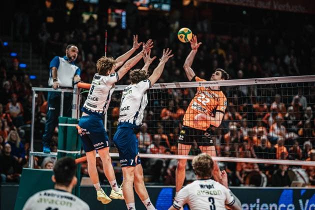 Volleyball Men Season 2024 2025 CEV Champions League 2025 Playoffs CLVM 92 Berlin Recycling Volleys vs SVG Lüneburg 26 02 2025 Jake Hanes 22 BERLIN RECYCLING Volleys against the block of Oskar Alve Espeland 9 SVG Lüneburg and Joscha Kunstmann 7 SVG Lüneburg Berlin Max Schmeling Halle Berlin Germany