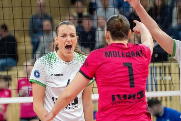 26 02 2025, xhfmx, Volleyball 1 Bundesliga Damen, VC Wiesbaden USC Münster v l Marije ten Brinke USC Münster and Pippa Molenaar USC Münster celebrate a point DFL DFB REGULATIONS PROHIBIT ANY USE OF PHOTOGRAPHS as IMAGE SEQUENCES and or QUASI VIDEO Wiesbaden