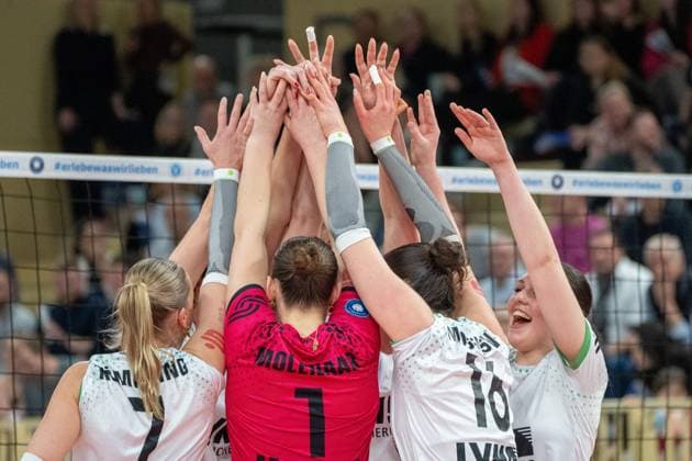 26 02 2025, xhfmx, Volleyball 1 Bundesliga Damen, VC Wiesbaden USC Münster USC Münster celebrates a point win Elena Kömmling USC Münster , Pippa Molenaar USC Münster , Mikala Mogensen USC Münster , Mikala Mogensen USC Münster DFL DFB REGULATIONS PROHIBIT ANY USE OF PHOTOGRAPHS as IMAGE SEQUENCES and or QUASI VIDEO Wiesbaden