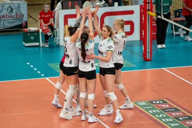 26 02 2025, xhfmx, Volleyball 1 Bundesliga Damen, VC Wiesbaden USC Münster USC Münster celebrates a point win DFL DFB REGULATIONS PROHIBIT ANY USE OF PHOTOGRAPHS as IMAGE SEQUENCES and or QUASI VIDEO Wiesbaden