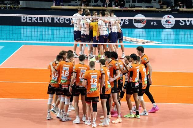 DEU, CEV Champions League, BR Volleys vs SVG Lueneburg, 26 02 2025, Max Schmeling Halle, Berlin, DEU, CEV Champions League, BR Volleys vs SVG Lueneburg, in the picture BR Volleys players circle, Lueneburg players circle Photo Juergen Engler nordphoto GmbH nordphotoxGmbHx xEngler nph00076