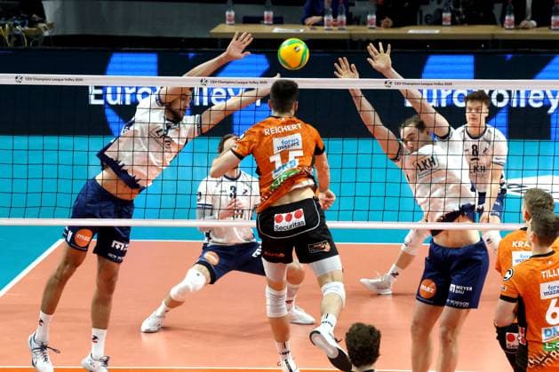 DEU, CEV Champions League, BR Volleys vs SVG Lueneburg, 26 02 2025, Max Schmeling Halle, Berlin, DEU, CEV Champions League, BR Volleys vs SVG Lueneburg, in the picture Moritz Reichert BR Volleys 15 , Xander Ketrzynski Lueneburg 11 , Simon Torwie Lueneburg 1 Photo Juergen Engler nordphoto GmbH nordphotoxGmbHx xEngler nph00076