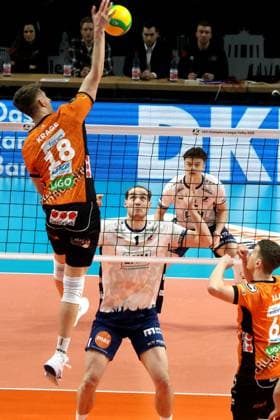 DEU, CEV Champions League, BR Volleys vs SVG Lueneburg, 26 02 2025, Max Schmeling Halle, Berlin, DEU, CEV Champions League, BR Volleys vs SVG Lueneburg, in the picture Florian Krage BR Volleys 18 , Simon Torwie Lueneburg 1 Foto Juergen Engler nordphoto GmbH nordphotoxGmbHx xEngler nph00076