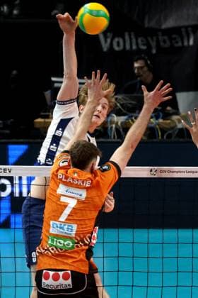 DEU, CEV Champions League, BR Volleys vs SVG Lueneburg, 26 02 2025, Max Schmeling Halle, Berlin, DEU, CEV Champions League, BR Volleys vs SVG Lueneburg, in the picture Simon Plaskie BR Volleys 7 , Oskar Espeland Lueneburg 9 Photo Juergen Engler nordphoto GmbH nordphotoxGmbHx xEngler nph00076