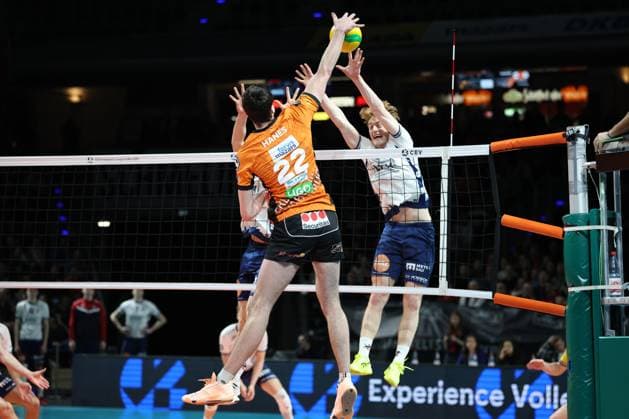 CEV Champions League BRVolleys SVG Lüneburg Jake Hanes BR Volleys, 22 in attack against the block of Oskar Espeland SVG Lüneburg, 9 , during the match in the CEV Champions League BRVolleys SVG Lüneburg in Berlin, Max Schmeling Halle, on 26 02 2025 Copyright: xBEAUTIFULxSPORTS Frankex