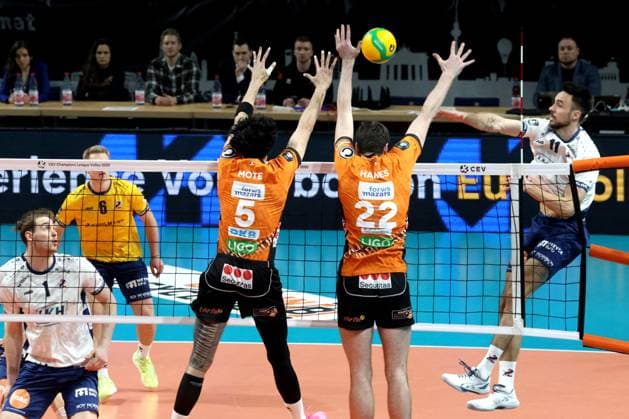 DEU, CEV Champions League, BR Volleys vs SVG Lueneburg, 26 02 2025, Max Schmeling Halle, Berlin, DEU, CEV Champions League, BR Volleys vs SVG Lueneburg, in the picture Neheimjah Mote BR Volleys 5 , Jake Hanes BR Volleys 22 , Xander Ketrzynski Lueneburg 11 Photo Juergen Engler nordphoto GmbH nordphotoxGmbHx xEngler nph00076