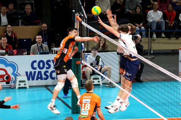 DEU, CEV Champions League, BR Volleys vs SVG Lueneburg, 26 02 2025, Max Schmeling Halle, Berlin, DEU, CEV Champions League, BR Volleys vs SVG Lueneburg, in the picture Moritz Reichert BR Volleys 15 , Michael Wright Lueneburg 3 , Joscha Kunstmann Lueneburg 7 Photo Juergen Engler nordphoto GmbH nordphotoxGmbHx xEngler nph00076
