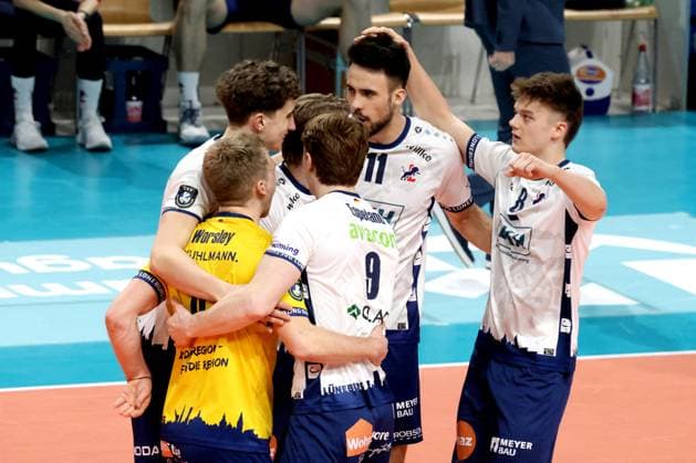 DEU, CEV Champions League, BR Volleys vs SVG Lueneburg, 26 02 2025, Max Schmeling Halle, Berlin, DEU, CEV Champions League, BR Volleys vs SVG Lueneburg, in the picture Lueneburg players circle Photo Juergen Engler nordphoto GmbH nordphotoxGmbHx xEngler nph00076