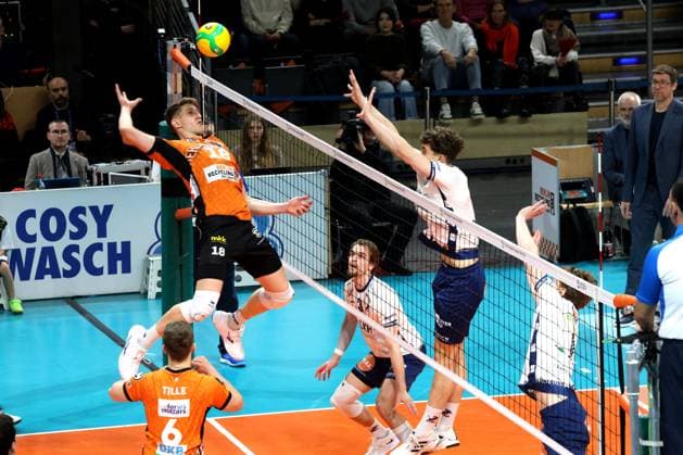 DEU, CEV Champions League, BR Volleys vs SVG Lueneburg, 26 02 2025, Max Schmeling Halle, Berlin, DEU, CEV Champions League, BR Volleys vs SVG Lueneburg, in the picture Florian Krage BR Volleys 18 , Michael Wright Lueneburg 3 , Joscha Kunstmann Lueneburg 7 Photo Juergen Engler nordphoto GmbH nordphotoxGmbHx xEngler nph00076