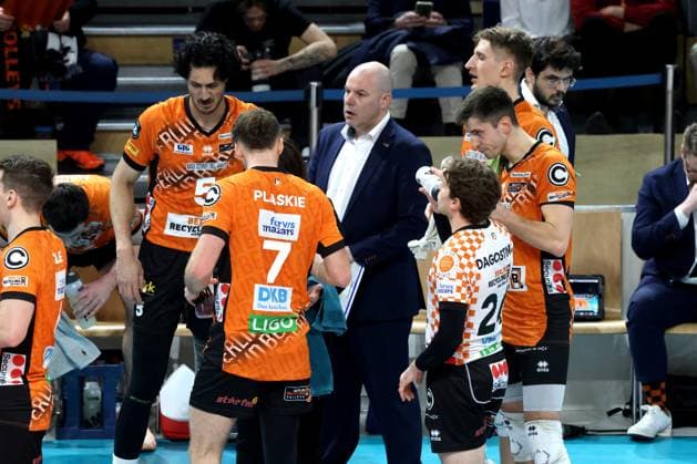 DEU, CEV Champions League, BR Volleys vs SVG Lueneburg, 26 02 2025, Max Schmeling Halle, Berlin, DEU, CEV Champions League, BR Volleys vs SVG Lueneburg, in the picture coach Joel Banks BR Volleys , BR Volleys player circle Photo Juergen Engler nordphoto GmbH nordphotoxGmbHx xEngler nph00076
