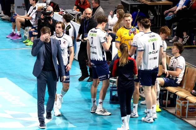 DEU, CEV Champions League, BR Volleys vs SVG Lueneburg, 26 02 2025, Max Schmeling Halle, Berlin, DEU, CEV Champions League, BR Volleys vs SVG Lueneburg, in the picture coach Stefan Huebner Lueneburg , Lueneburg players photo Juergen Engler nordphoto GmbH nordphotoxGmbHx xEngler nph00076