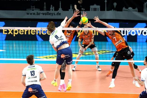 DEU, CEV Champions League, BR Volleys vs SVG Lueneburg, 26 02 2025, Max Schmeling Halle, Berlin, DEU, CEV Champions League, BR Volleys vs SVG Lueneburg, in the picture Neheimjah Mote BR Volleys 5 , Simon Plaskie BR Volleys 7 , Oskar Espeland Lueneburg 9 Photo Juergen Engler nordphoto GmbH nordphotoxGmbHx xEngler nph00076