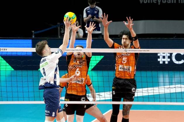 DEU, CEV Champions League, BR Volleys vs SVG Lueneburg, 26 02 2025, Max Schmeling Halle, Berlin, DEU, CEV Champions League, BR Volleys vs SVG Lueneburg, in the picture Johannes Tille BR Volleys 6 , Neheimjah Mote BR Volleys 5 , Theo Mohwinkel Lueneburg 8 Photo Juergen Engler nordphoto GmbH nordphotoxGmbHx xEngler nph00076