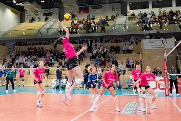 26 02 2025, xhfmx, Volleyball 1 Bundesliga Damen, VC Wiesbaden USC Münster v l Celine Jebens VC Wiesbaden mit dem Schlagball DFL DFB REGULATIONS PROHIBIT ANY USE OF PHOTOGRAPHS as IMAGE SEQUENCES and or QUASI VIDEO Wiesbaden