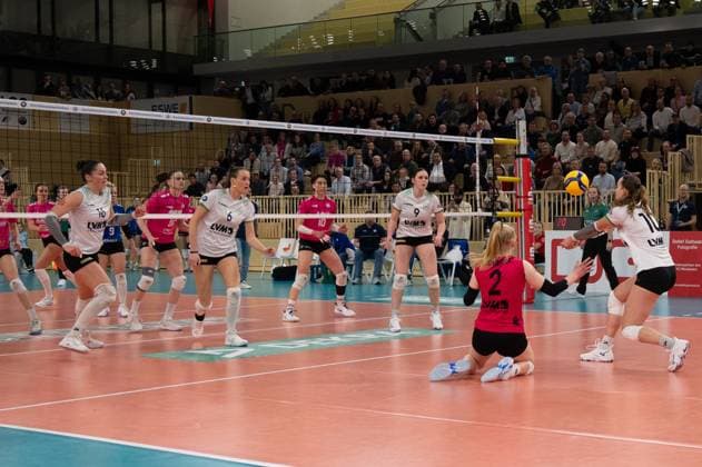 26 02 2025, xhfmx, Volleyball 1 Bundesliga Damen, VC Wiesbaden USC Münster v l Lara Marie Schaefer USC Münster holds a bat ball in the air, which is played by Amelie Strothoff USC Münster DFL DFB REGULATIONS PROHIBIT ANY USE OF PHOTOGRAPHS as IMAGE SEQUENCES and or QUASI VIDEO Wiesbaden