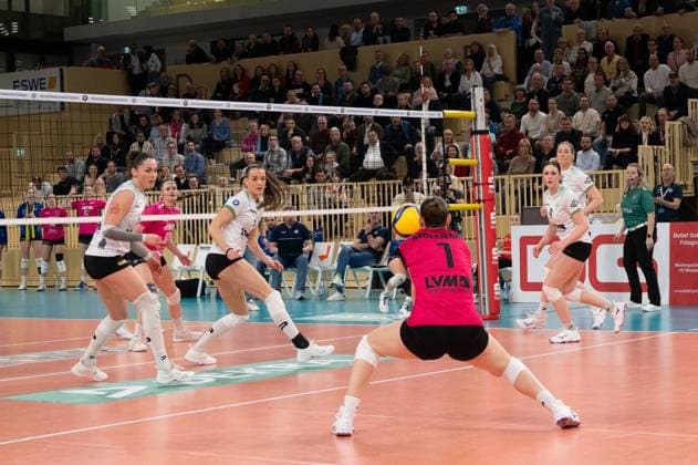 26 02 2025, xhfmx, Volleyball 1 Bundesliga Damen, VC Wiesbaden USC Münster v l Pippa Molenaar USC Münster holds a bat in the game DFL DFB REGULATIONS PROHIBIT ANY USE OF PHOTOGRAPHS as IMAGE SEQUENCES and or QUASI VIDEO Wiesbaden