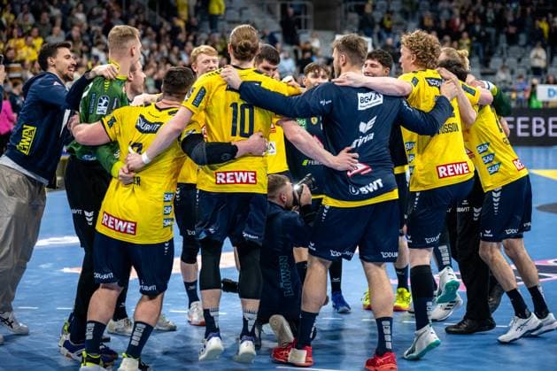 Sport Themen der Woche KW09 Sport Bilder des Tages 1. Handball Bundesliga, Rhein-Neckar Löwen - Frisch auf! Göppingen; 26.02.2025 Jubel bei den Löwen nach einem knappen Sieg 1. Handball-Bundesliga, DAIKIN HBL 2024 25, Rhein-Neckar Löwen gegen Frisch auf! Göppingen, am 26.02.2025 in der SAP-Arena in Mannheim. *** 1 German Handball League, Rhein Neckar Löwen Frisch auf Göppingen 26 02 2025 Cheers for the Lions after a narrow victory 1 German Handball League, DAIKIN HBL 2024 25, Rhein Neckar Löwen against Frisch auf Göppingen, on 26 02 2025 at the SAP Arena in Mannheim Copyright: xBEAUTIFULxSPORTS Gelhardtx
