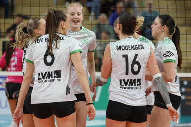 Wiesbaden, Germany February 26, 2025 1 VBL Women 2024 2025 VC Wiesbaden vs USC Münster In the picture the players from Münster, celebrating the point win, hall at Platz der deutschen Ein Berlin Copyright: xFotostandx xUlrichxScherbaumx