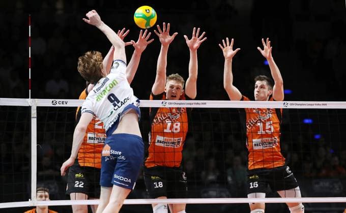 Oskar Espeland in attack, Jake Hanes, Florian Krage, Moritz Reichert duel Match scene Action Sport Volleyball CL Champions League Round of 16 Mens season 2024 2025 26 02 2025 BR Volleys Berlin BRV vs SVG Lüneburg