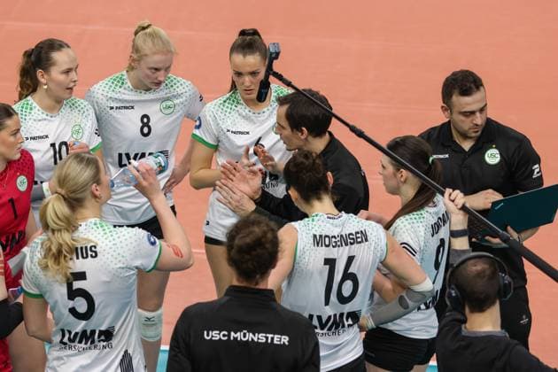 Wiesbaden, Germany February 26, 2025 1 VBL Women 2024 2025 VC Wiesbaden vs USC Münster In the picture Matthias Pack Coach Münster , the players from Münster, hall at Platz der deutschen Ein Berlin Copyright: xFotostandx xUlrichxScherbaumx
