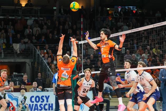 Johannes Tille BR Volleys, 06 with the pass to Nehemiah Mote BR Volleys, 05 , BR Volleys vs SVG Lüneburg Champions League Playoffs second leg, 2025 02 26 Berlin Berlin Land Copyright: xFootxBowl ThomasxSobotzkix