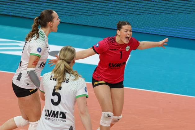 Wiesbaden, Germany February 26, 2025 1 VBL Women 2024 2025 VC Wiesbaden vs USC Münster In the picture Amelie Strothoff Münster, 10 , Rosa Entius Münster, 5 , Pippa Molenaar Münster, 1 , Halle am Platz der deutschen Ein Berlin Copyright: xFotostandx xUlrichxScherbaumx