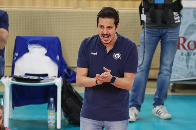 Wiesbaden, Germany February 26, 2025 1 VBL Women 2024 2025 VC Wiesbaden vs USC Münster In the picture Tigin Yaglioglu Coach VCW , Hall at Platz der deutschen Ein Berlin Copyright: xFotostandx xUlrichxScherbaumx