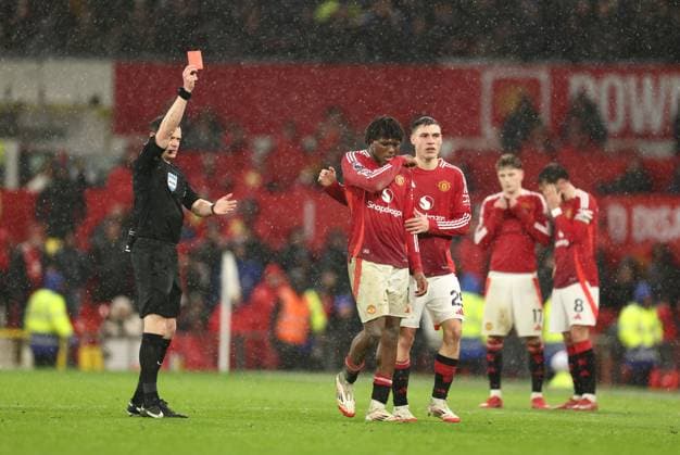 Sport Themen der Woche KW09 Sport Bilder des Tages Referee Mr Darren England gives Patrick Dorgu of Manchester United, ManU a red card. Manchester United v Ipswich Town, Premier League, Football, Old Trafford, Manchester, UK - 26 Feb 2025 EDITORIAL USE ONLY No use with unauthorised audio, video, data, fixture lists, club league logos or live services. Online in-match use limited to 120 images, no video emulation. No use in betting, games or single club league player publications.  Copyright: xRyanxBrowne Shutterstockx 15167590ci