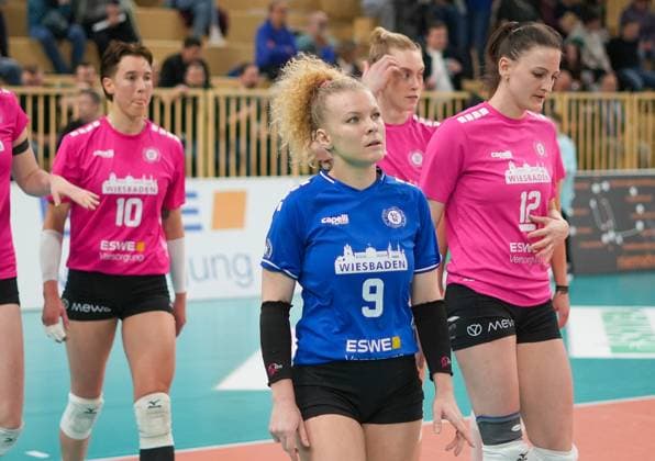 Volleyball 1 BL Women VC Wiesbaden USC Münster 26 02 25, Happy looks different Rene Sain VCW ,