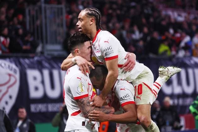 Sport Themen der Woche KW09 Sport Bilder des Tages RB Leipzig - Wolfsburg DFB Pokal Leipzig, 26.02.2025, Red Bull Arena, Fußball, DFB Pokal, Viertelfinale , RB Leipzig vs. Vfl Wolfsburg , Im Bild; Tor für den RB Leipzig. Benjamin Sesko (30, RB Leipzig) trifft per Foulelfmeter zum 1:0 und jubelt mit den Teamkollegen. Xavi Simons (10, RB Leipzig), Lois Openda (11, RB Leipzig). , Nur zur redaktionellen Nutzung. Only editorial use. , DFL DFB regulations prohibit any use of photographs as image sequences and or quasi-video. , *** RB Leipzig Wolfsburg DFB Pokal Leipzig, 26 02 2025, Red Bull Arena, Fußball, DFB Pokal, Viertelfinale , RB Leipzig vs Vfl Wolfsburg , Im Bild Tor für den RB Leipzig Benjamin Sesko 30, RB Leipzig Treffer per Foulelfmeter zum 1 0 und jubiert mit den Teamkollegen Xavi Simons 10, RB Leipzig , Lois Openda 11, RB Leipzig , Nur zur redaktionellen Nutzung Only editorial use , DFL DFB regulations prohibit any use of photographs as image sequences and or quasi video ,