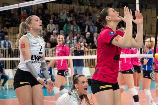 26 02 2025, xhfmx, Volleyball 1 Bundesliga Damen, VC Wiesbaden USC Münster v l Elena Kömmling USC Münster , Marije ten Brinke USC Münster , Lara Marie Schaefer USC Münster DFL DFB REGULATIONS PROHIBIT ANY USE OF PHOTOGRAPHS as IMAGE SEQUENCES and or QUASI VIDEO Wiesbaden