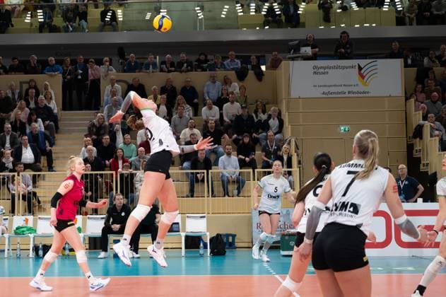 26 02 2025, xhfmx, Volleyball 1 Bundesliga Damen, VC Wiesbaden USC Münster v l Lara Marie Schaefer USC Münster , Amelie Strothoff USC Münster with the bat DFL DFB REGULATIONS PROHIBIT ANY USE OF PHOTOGRAPHS as IMAGE SEQUENCES and or QUASI VIDEO Wiesbaden