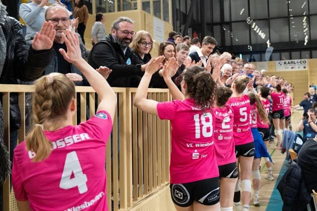 26 02 2025, xhfmx, Volleyball 1 Bundesliga Damen, VC Wiesbaden USC Münster v l Tanja Großer VC Wiesbaden , Marlene Katharina Rieger thank the spectators DFL DFB REGULATIONS PROHIBIT ANY USE OF PHOTOGRAPHS as IMAGE SEQUENCES and or QUASI VIDEO Wiesbaden