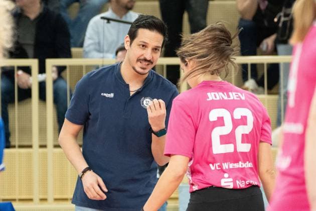 26 02 2025, xhfmx, Volleyball 1 Bundesliga Damen, VC Wiesbaden USC Münster v l Tigin Yaglioglu Trainer VC Wiesbaden , Ana Marija Jonjev VC Wiesbaden DFL DFB REGULATIONS PROHIBIT ANY USE OF PHOTOGRAPHS as IMAGE SEQUENCES and or QUASI VIDEO Wiesbaden