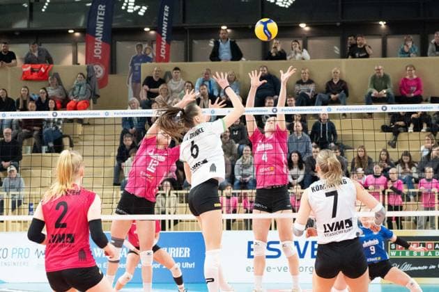 26 02 2025, xhfmx, Volleyball 1 Bundesliga Damen, VC Wiesbaden USC Münster v l Marije ten Brinke USC Münster , Nina Wienand Herelova VC Wiesbaden , Tanja Großer VC Wiesbaden DFL DFB REGULATIONS PROHIBIT ANY USE OF PHOTOGRAPHS as IMAGE SEQUENCES and or QUASI VIDEO Wiesbaden