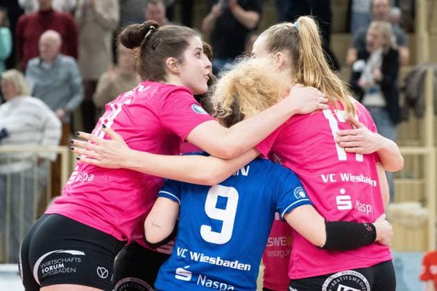 26 02 2025, xhfmx, Volleyball 1 Bundesliga Damen, VC Wiesbaden USC Münster v l Celine Jebens VC Wiesbaden , Rene Sain VC Wiesbaden , Rachel Joy Gomez VC Wiesbaden DFL DFB REGULATIONS PROHIBIT ANY USE OF PHOTOGRAPHS as IMAGE SEQUENCES and or QUASI VIDEO Wiesbaden