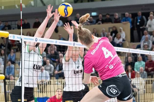 26 02 2025, xhfmx, Volleyball 1 Bundesliga Damen, VC Wiesbaden USC Münster v l Luisa van Clewe USC Münster blocks a ball from Tanja Großer VC Wiesbaden at the net DFL DFB REGULATIONS PROHIBIT ANY USE OF PHOTOGRAPHS as IMAGE SEQUENCES and or QUASI VIDEO Wiesbaden