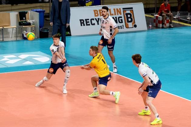 DEU, CEV Champions League, BR Volleys vs SVG Lueneburg, 26 02 2025, Max Schmeling Halle, Berlin, DEU, CEV Champions League, BR Volleys vs SVG Lueneburg, in the picture ball reception , Gage Worsley Lueneburg 6 , Theo Mohwinkel Lueneburg 8 , Oskar Espeland Lueneburg 9 , l11 Photo Juergen Engler nordphoto GmbH nordphotoxGmbHx xEngler nph00076