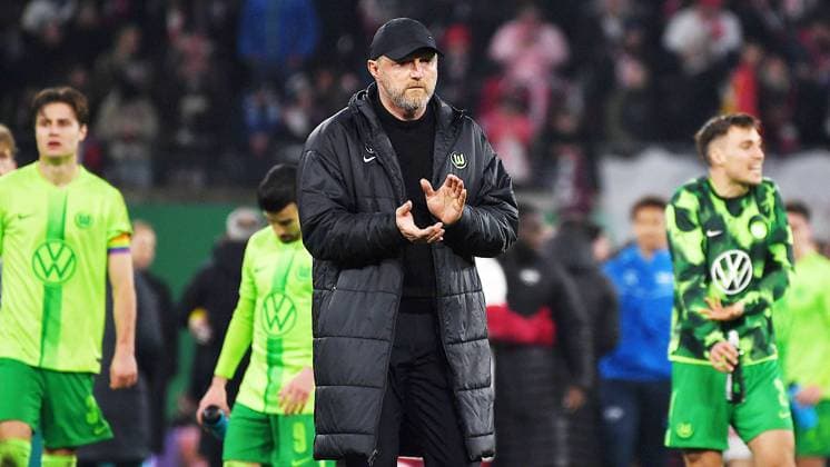 Soccer DFB Cup, Season 2024 2025, Quarterfinals, RB Leipzig vs VfL Wolfsburg 26 02 2025 1 0 0 0 Frustration after the defeat and elimination at Wolfsburg after the match RB Leipzig vs VfL Wolfsburg 26 02 2025 On the screen Ralph Hasenhüttl Coach VfL Wolfsburg In the background some players, e g Mattias Svanberg Central midfield Wolfsburg, shirt number 32 , Mohamed Amoura Center forward Wolfsburg, shirt number 9 Leipzig Saxony Germany Red Bull Arena