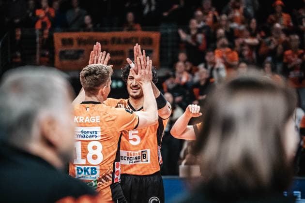 Volleyball Men Season 2024 2025 CEV Champions League 2025 Playoffs CLVM 92 Berlin Recycling Volleys vs SVG Lüneburg 26 02 2025 Florian Krage 18 BERLIN RECYCLING Volleys and Nehemiah Mote 5 BERLIN RECYCLING Volleys at the run-in Berlin Max Schmeling Halle Berlin Germany