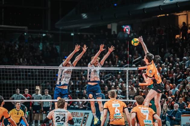 Volleyball Men Season 2024 2025 CEV Champions League 2025 Playoffs CLVM 92 Berlin Recycling Volleys vs SVG Lüneburg 26 02 2025 Jake Hanes 22 BERLIN RECYCLING Volleys against the block of Simon Torwie 1 SVG Lüneburg and Oskar Alve Espeland 9 SVG Lüneburg Berlin Max Schmeling Halle Berlin Germany