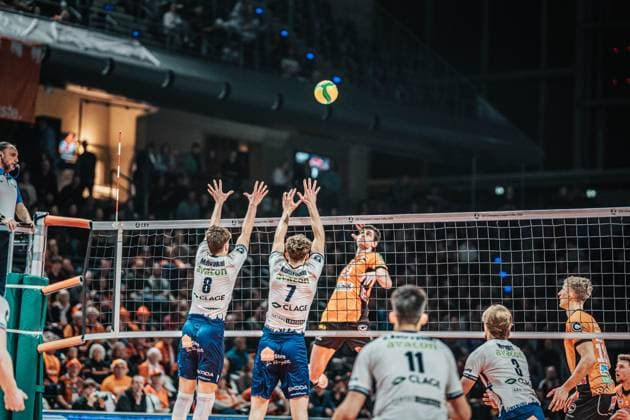 Volleyball Men Season 2024 2025 CEV Champions League 2025 Playoffs CLVM 92 Berlin Recycling Volleys vs SVG Lüneburg 26 02 2025 Jake Hanes 22 BERLIN RECYCLING Volleys against the block of Theo Mohwinkel 8 SVG Lüneburg and Joscha Kunstmann 7 SVG Lüneburg Berlin Max Schmeling Halle Berlin Germany